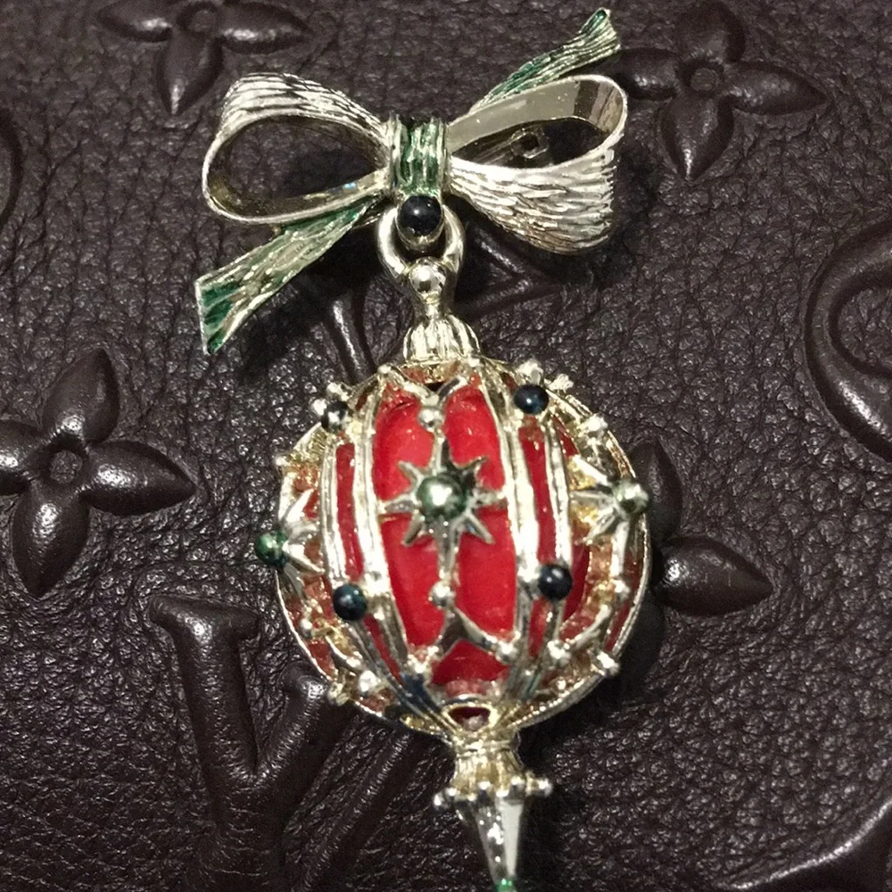 Vingage Corel Bell Bow   brooch